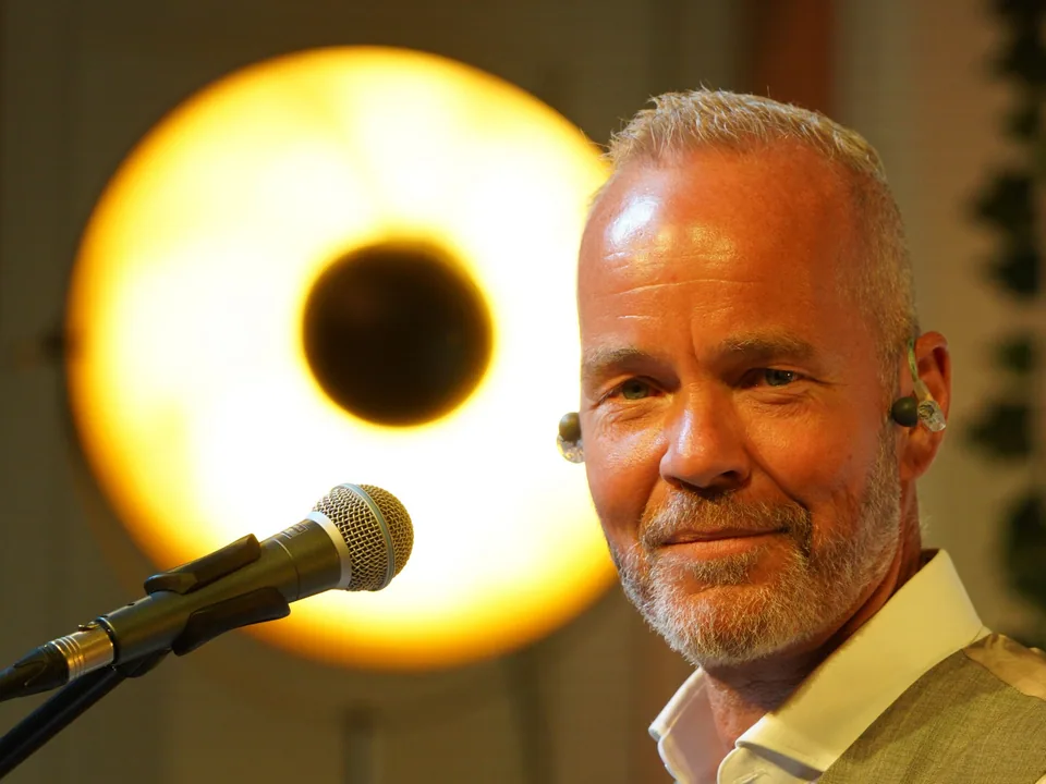 Bühne mit Henning am roten Klavier, Oktober 2024