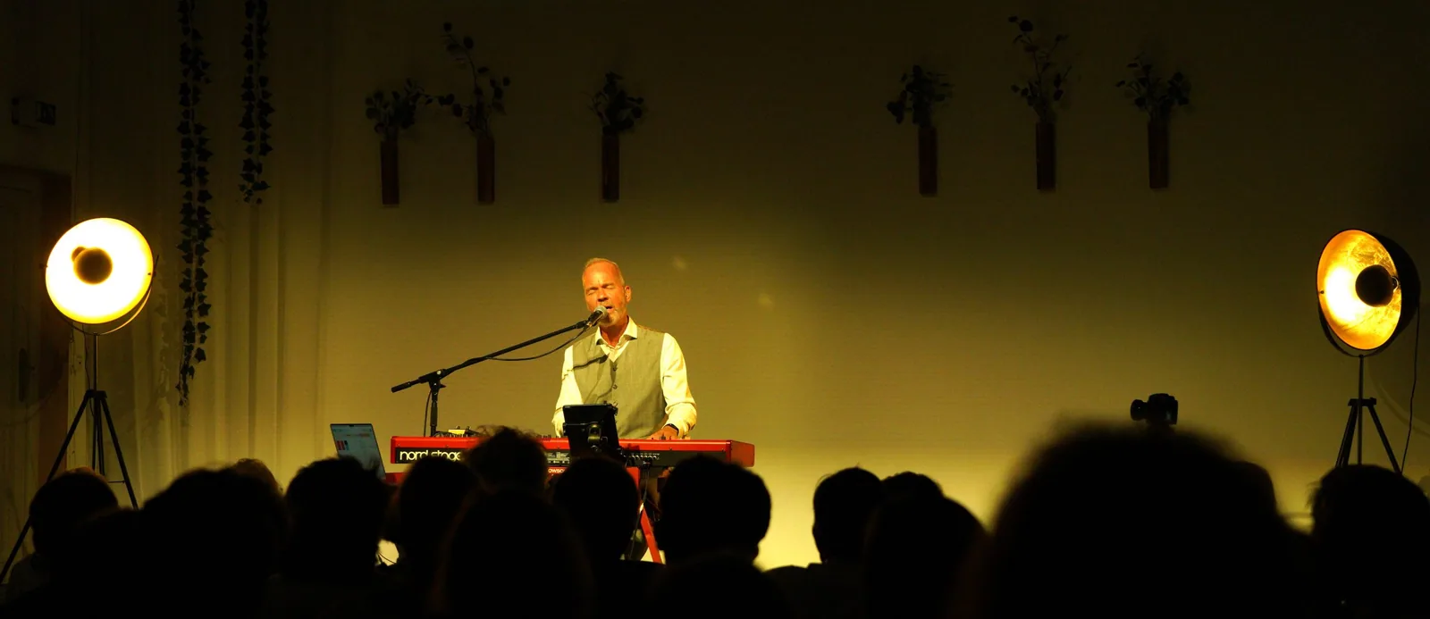 Bühne mit Publikum bei einem Konzert von Henning Rietz im Oktober 2024